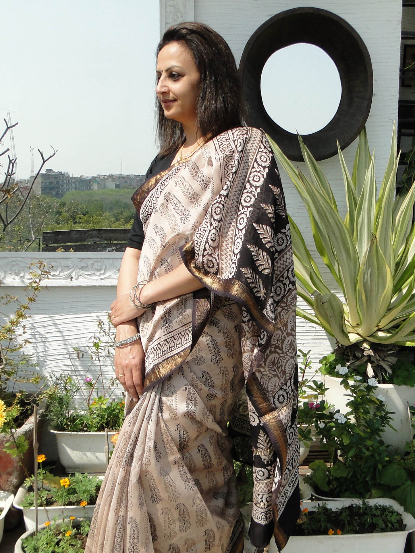 Black - Offwhite Kairi Bagh Print Maheshwari Saree