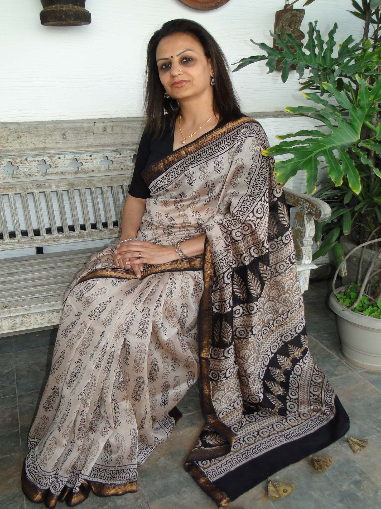 Black - Offwhite Kairi Bagh Print Maheshwari Saree